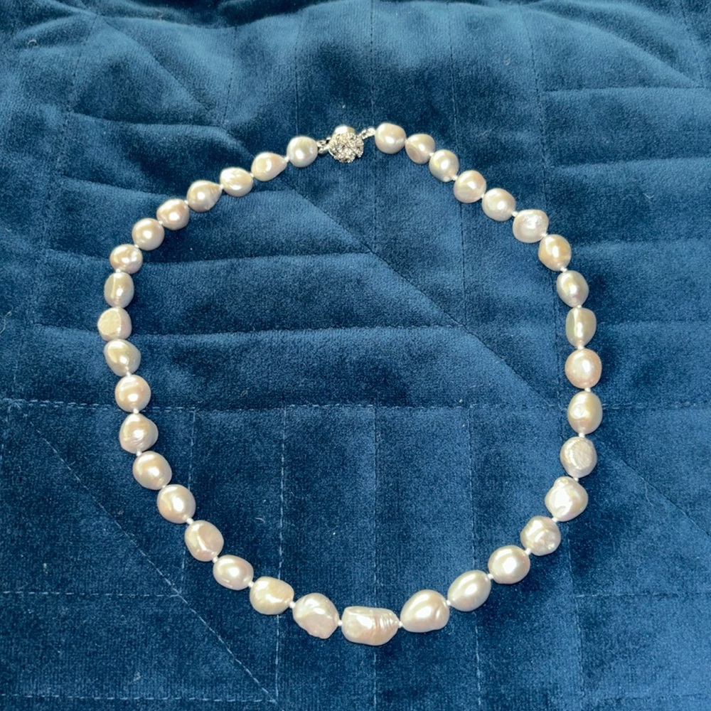Short pearl necklace